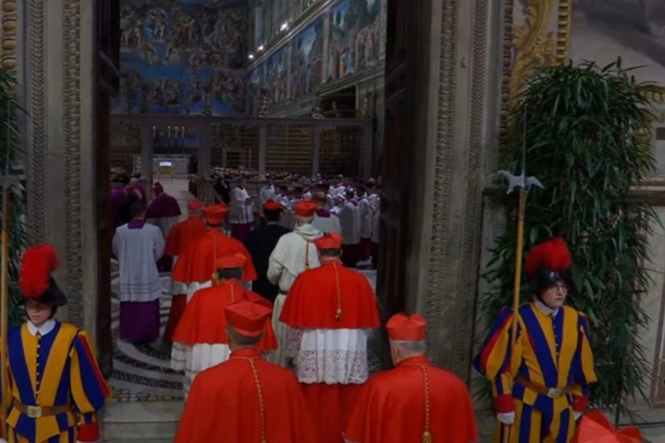 Cardenales ingresaron a Capilla Sixtina para Cónclave.