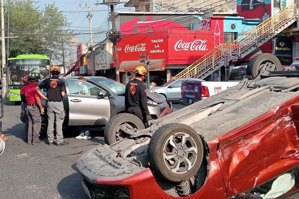 Además de los golpes a sus tripulantes y los daños materiales, el accidente provocó caos vehicular.