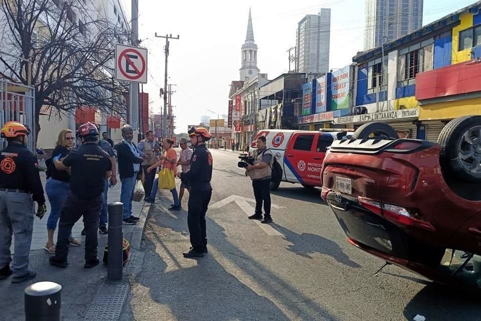Además de los golpes a sus tripulantes y los daños materiales, el accidente provocó caos vehicular.