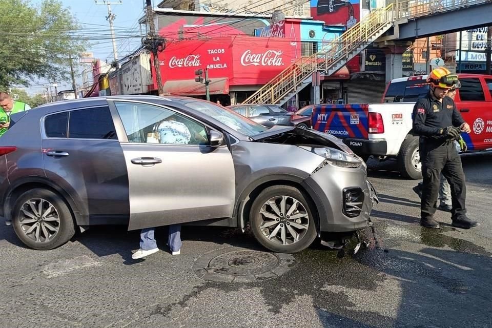 Además de los golpes a sus tripulantes y los daños materiales, el accidente provocó caos vehicular.