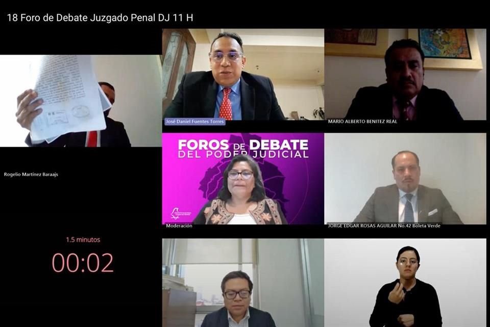 En un foro, Rogelio Martínez (recuadro izquierdo) mostró documentos con supuestas pruebas en contra de José Daniel Fuentes.