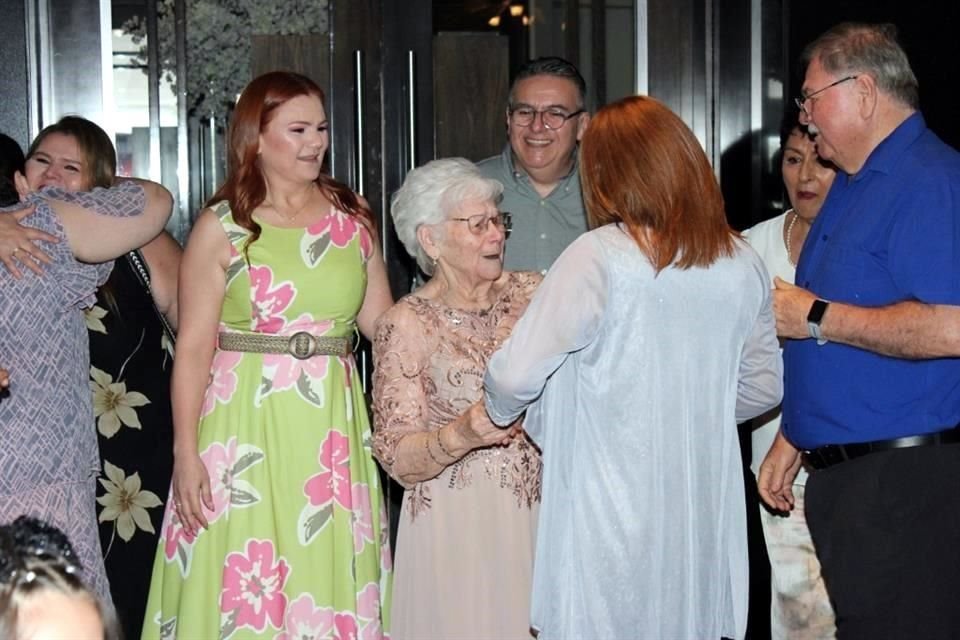 Con un festejo sorpresa, Minerva Robles celebró 90 años de vida, la tarde del 4 de mayo.