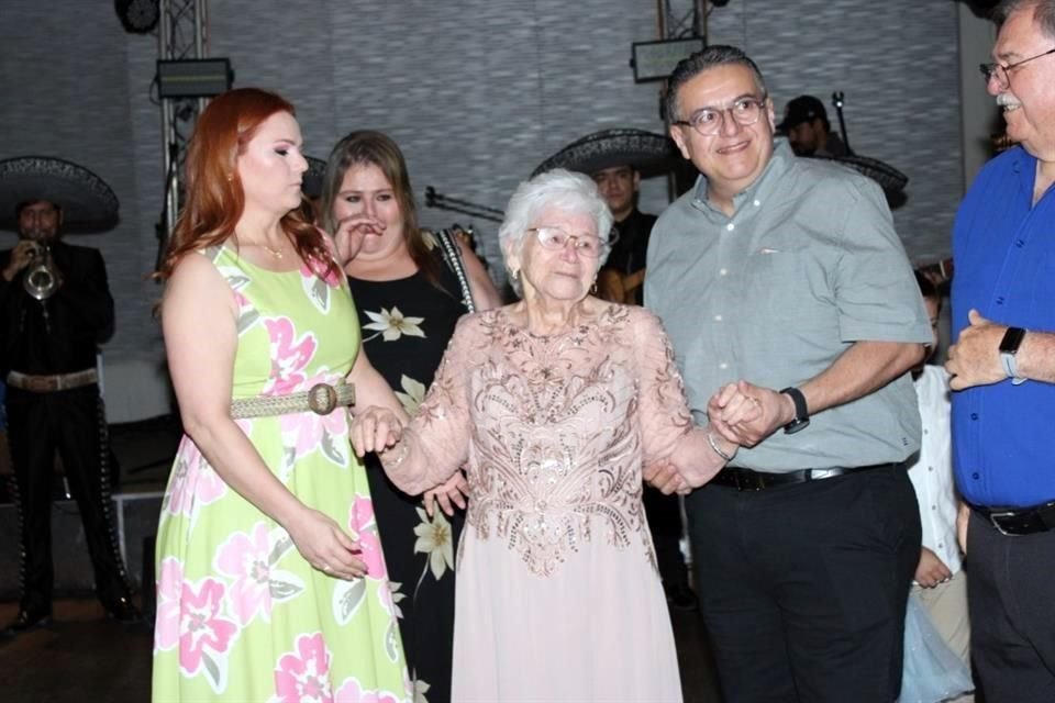 Con un festejo sorpresa, Minerva Robles celebró 90 años de vida, la tarde del 4 de mayo.
