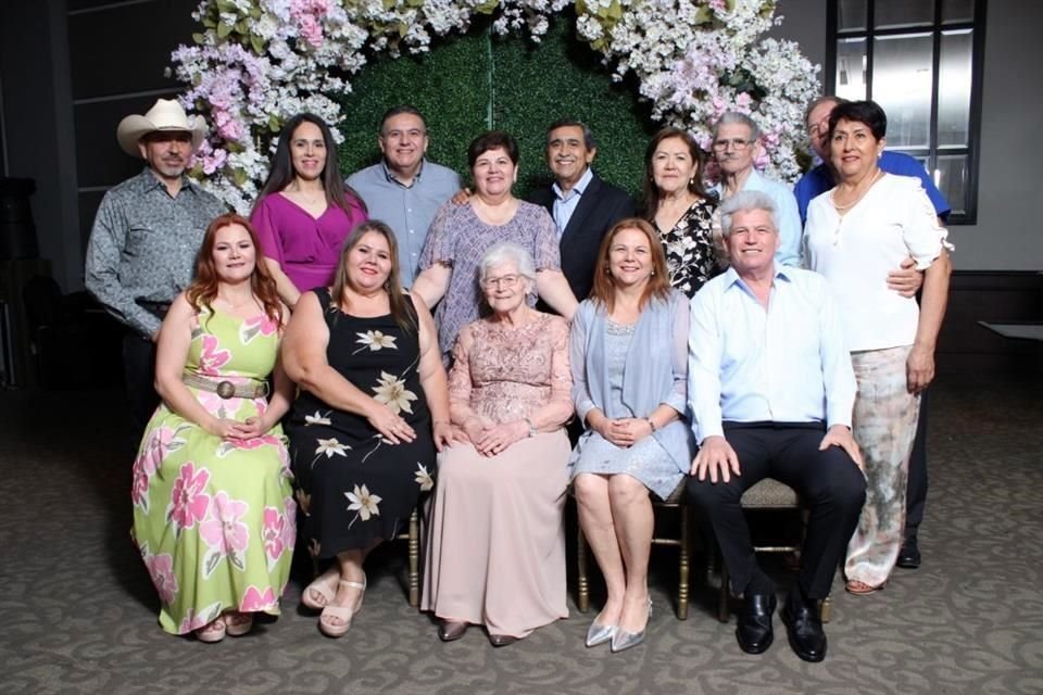 Servando González, Verónica Rubio, Armando Yáñez, Minerva Yáñez, Alfonso Ronquillo, María del Rosario Pérez, Rodolfo Yáñez, Félix Yáñez, Noemí Posada, Anabel Yáñez, Irasema Yáñez, Minerva Robles, Lupi