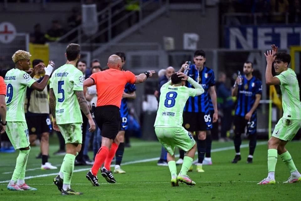En el Barcelona critican el arbitraje en las Semis de la Champions.