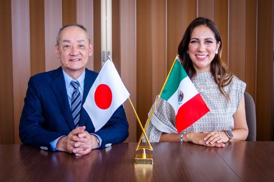 Masafumi Kishida, presidente de Senyo y la Gobernadora de Guanajuato, Libia Dennise García.