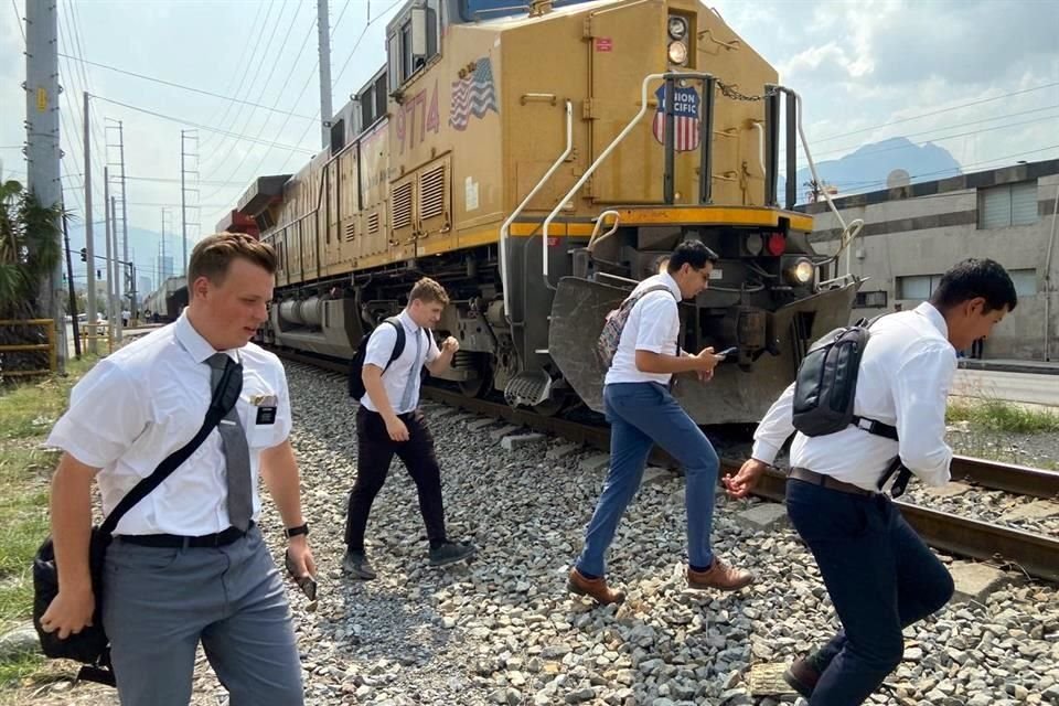 Conductores que pasan por las avenidas Gonzalitos, Simón Bolívar y Felipe Benavides reportaron que la espera para continuar su circulación ya es de casi una hora. 