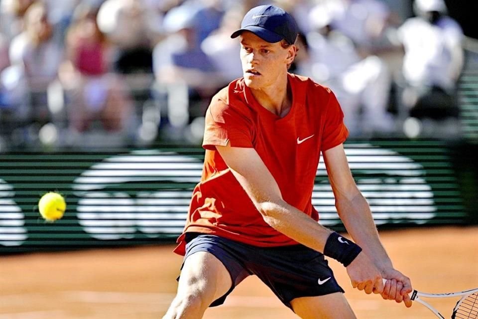 Tras ser suspendido por tres meses por el Tribunal de Arbitraje Deportivo, el tenista italiano Jannik Sinner, número uno del Mundo regresa a las canchas mañana precisamente en el Abierto de Roma.