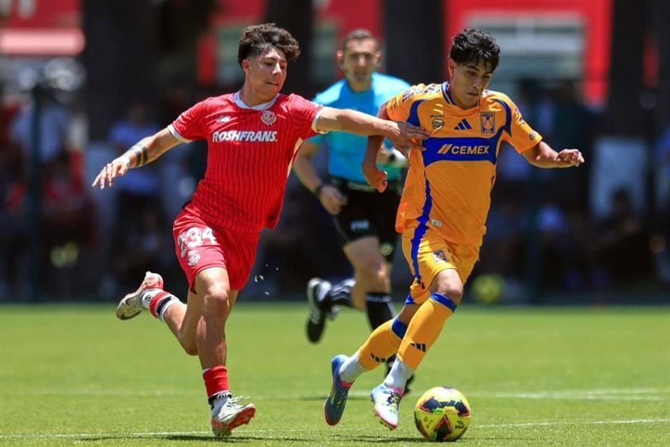 La categoría Sub 19 de Tigres es dirigida por Carlos Turrubiates.