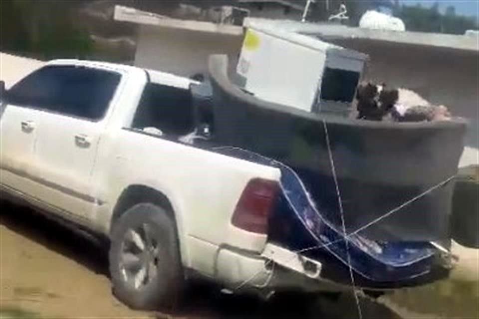 Una fuente policial informó que los delincuentes fueron sorprendidos por los dueños de la finca, cuando cometían el hurto.
