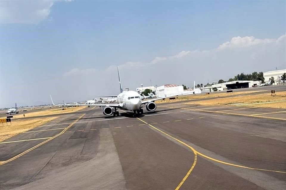 Un avión de Aeroméxico reportó el martes un bache o un vado en calles de rodaje del AICM.