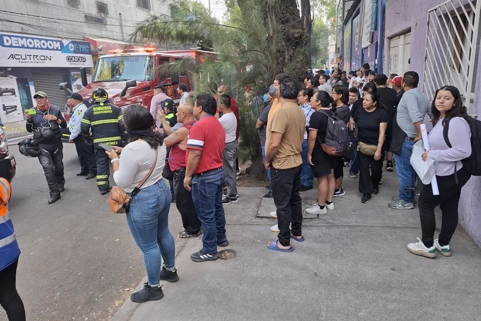 Todas las personas que laboraban al interior alcanzaron a salir y recomendó a los habitantes de la Algarín no acercarse a la zona.