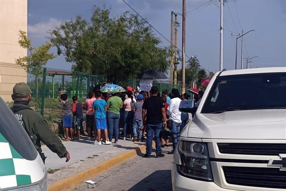 Alrededor de 30 padres de familia protestaron con pancartas afuera del plantel educativo para exigirle a la directora que se investigue el caso.