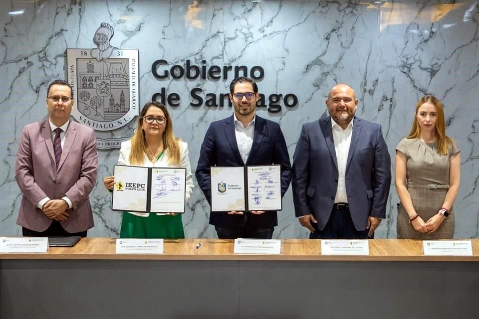  El Alcalde de Santiago, David de la Peña, reiteró su voluntad para contribuir con acciones a que las mujeres participen libremente en el ámbito político.