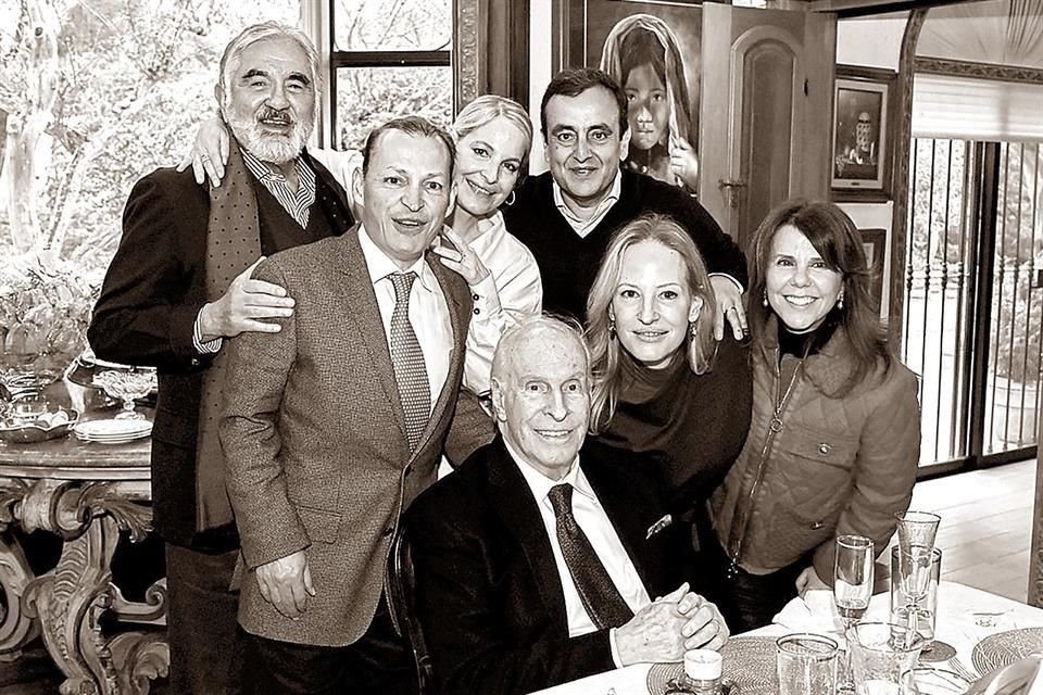 EN FAMILIA. DE PIE: Santiago de León, Javier Iriondo González, Elena Iriondo de De León y Clemente Serna. SENTADOS: Javier Iriondo Verea, Lorenza Iriondo de Serna y Beatriz Martínez de Iriondo