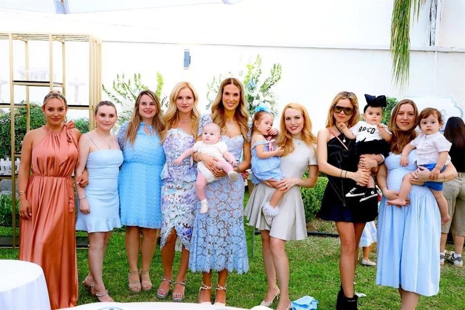 Vivi Villarreal, Dana Back, Pau Guerra, Miriam Meade, Ileana González de Meade con el bautizado, Vero Meade con Raquel Mier, Vale Meade con Vanessa Martínez y Daniela Villarreal con Sebastián Meade