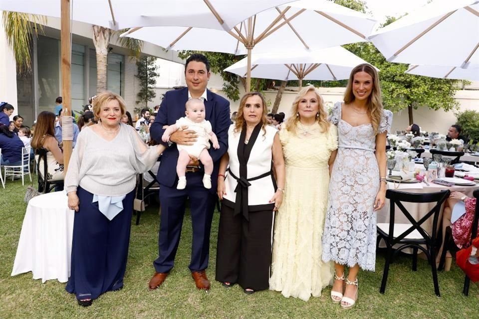 María Luisa Villarreral de Ramón, Enrique Meade Villarreal con el bautizado, Verónica Villarreal de Escamilla, Miriam Villarreal de Back e Ileana González de Meade