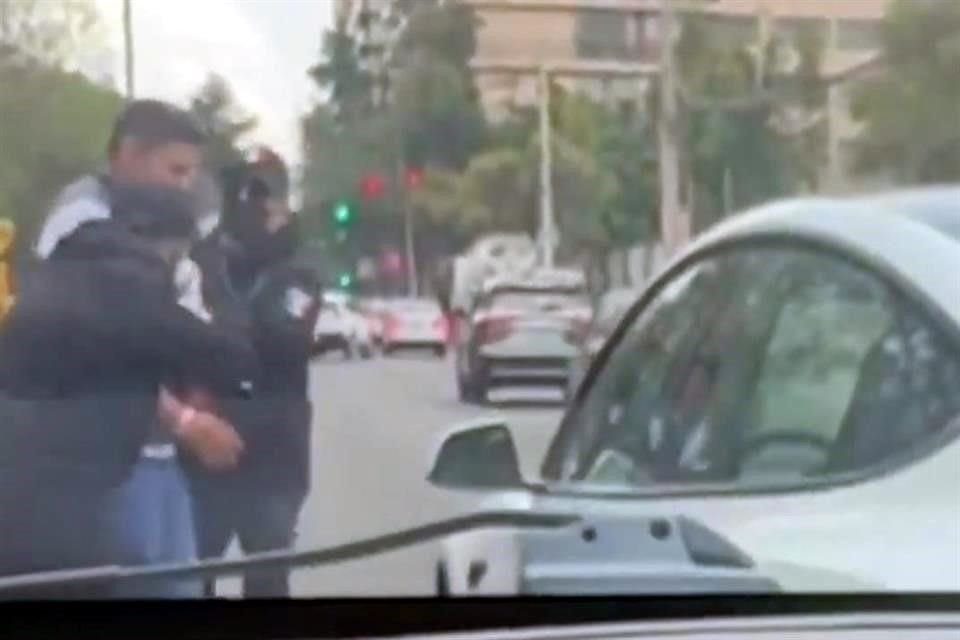 Los hechos ocurrieron luego de que una persona en patín habría fingido ser atropellada por el automovilista este martes.