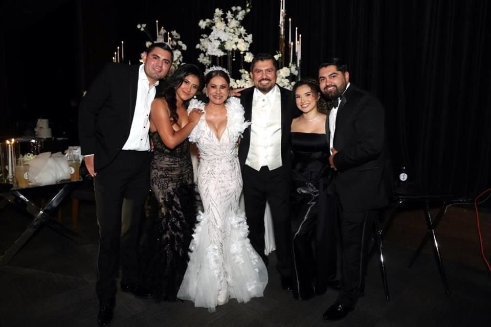 Jaziel Garduño, Debany Garduño, Imelda Benavides de Gaduño, Neftalí Garduño, Andrea Martínez y Eder Garduño