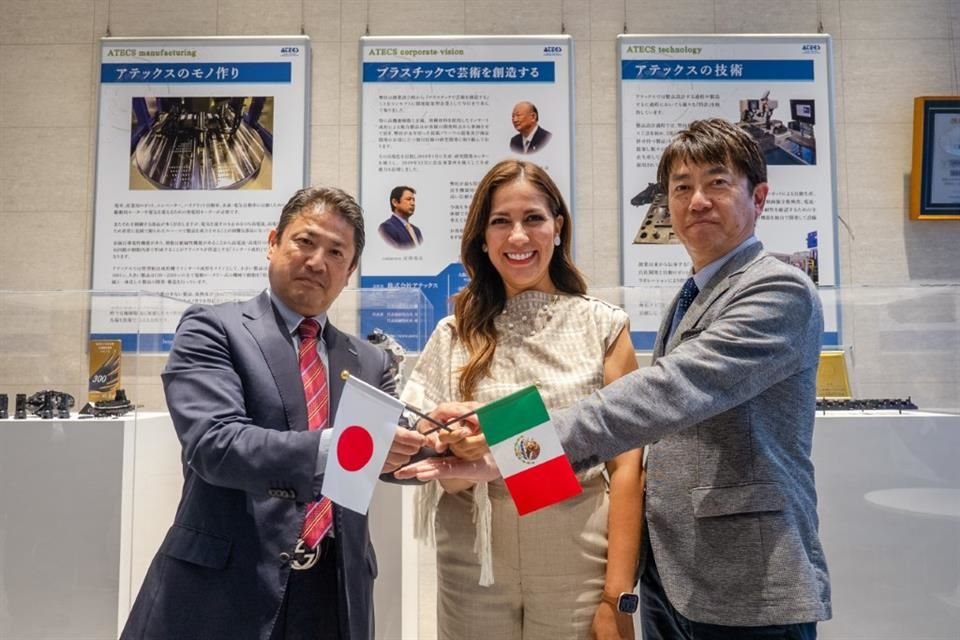 Tamanobu Naruoka, presidente de ATECS y  Daiji Matsuoka, gerente general de NAGASE Tokyo.