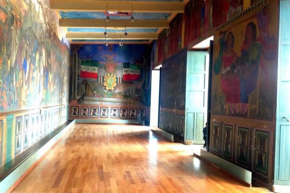 El Palacio Municipal de Ocotlán de Morelos, tierra natal de Rodolfo Morales, resguarda murales del artista.