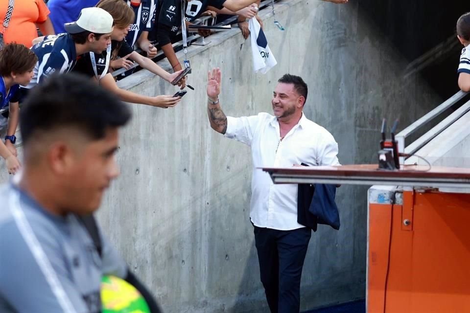Antonio Mohamed, técnico del Toluca, tuvo un recibimiento triunfal en el Estadio Monterrey.