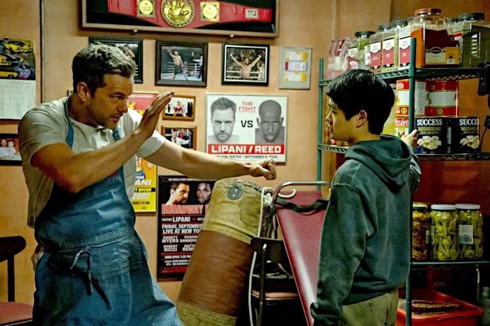 El retirado boxeador Victor (Joshua Jackson) se entrega en Nueva York a las indicaciones del experto en artes marciales, pero jovencísimo Li (Ben Wang).