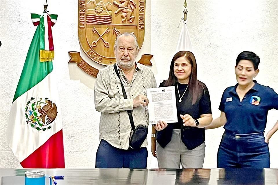 Mauricio Fernández y la delegada del INAH Martha Ávalos (centro) muestran el convenio.