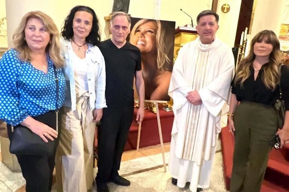 El Padre Juanjo ofreció la ceremonia entre amistades y colegas de la estilista fallecida.