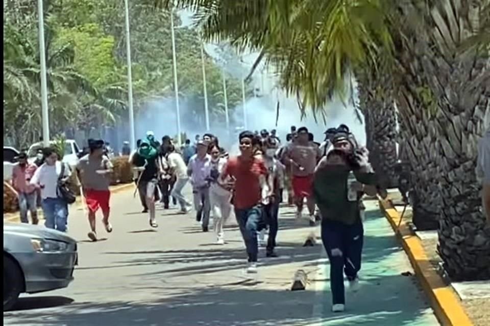 Estudiantes del Instituto Tecnológico de Balancán fueron dispersados con gases lacrimógenos por fuerzas estatales y federales.