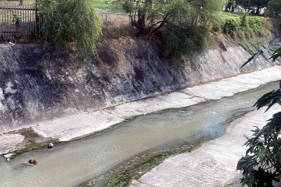 Los vecinos de la calle Grecia denunciaron que se formó un socavón por las aguas negras.