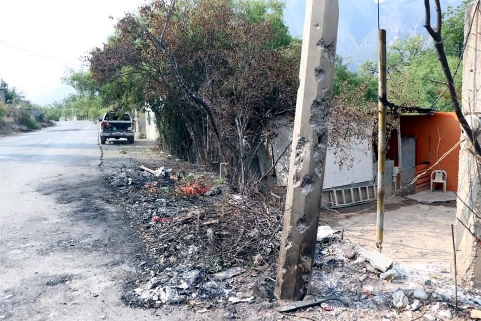 Un poste de concreto muestra los rastros del enfrentamiento a balazos ocurrido el pasado lunes.