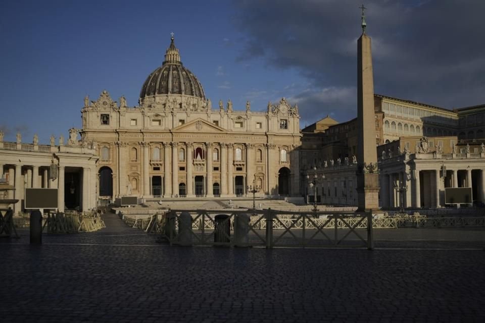 La Plaza de San Pedro se alista para el segundo día de Cónclave, en el que se busca un sucesor para el Papa Francisco.