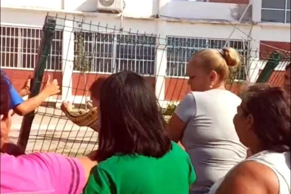 Los quejosos provocaron daños en una reja de la escuela y en el vehículo de la maestra.
