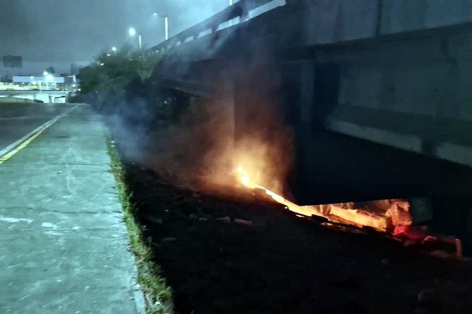Los hechos se registraron alrededor de las 3:00 horas cuando el fuego alertó a los automovilistas que circulaban por esta avenida a la altura de la Colonia Independencia.