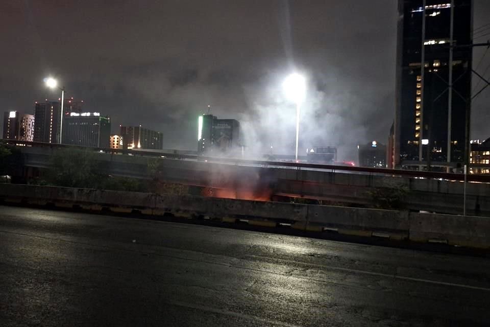 Una fuente señaló que los causantes del incendio fueron dos hombres en situación de calle, quienes quemaron basura y madera en el lugar.
