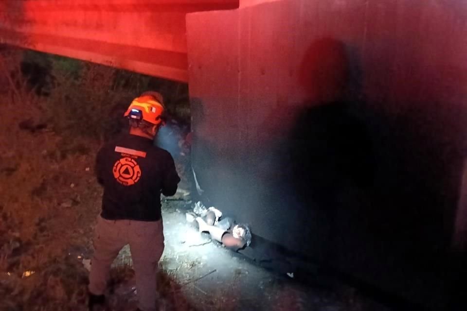 Los socorristas sofocaron las llamas que alcanzaron una altitud de por lo menos dos metros y levantaron una columna de humo qué afectó a los automovilistas.