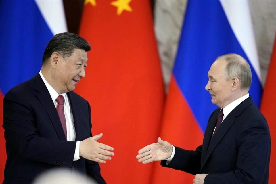 El Presidente Xi Jinping le dijo a Vladimir Putin que China y Rusia deben ser 'amigos de acero' y contrarrestar la influencia de EU.