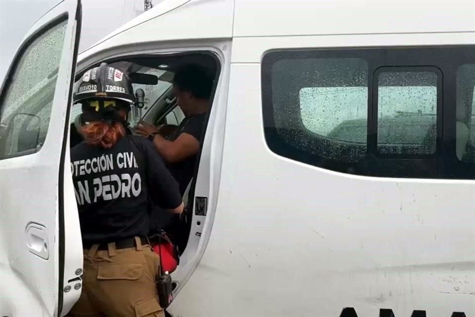 Los vehículos quedaron en la parte alta del Puente de 20 de Noviembre, en los límites con Santa Catarina.