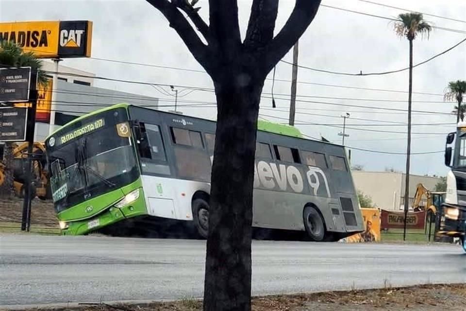 El caso trascendió alrededor de las 9:00 horas, en la mencionada vía, también conocida como Industriales del Poniente, a la altura de la empresa Madisa.