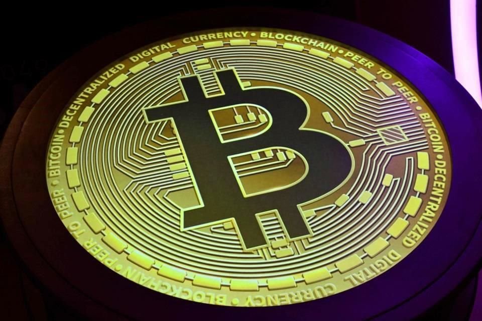 El bitcoin alcanzó el nivel de los 100 mil dólares por primera vez en febrero de este año.