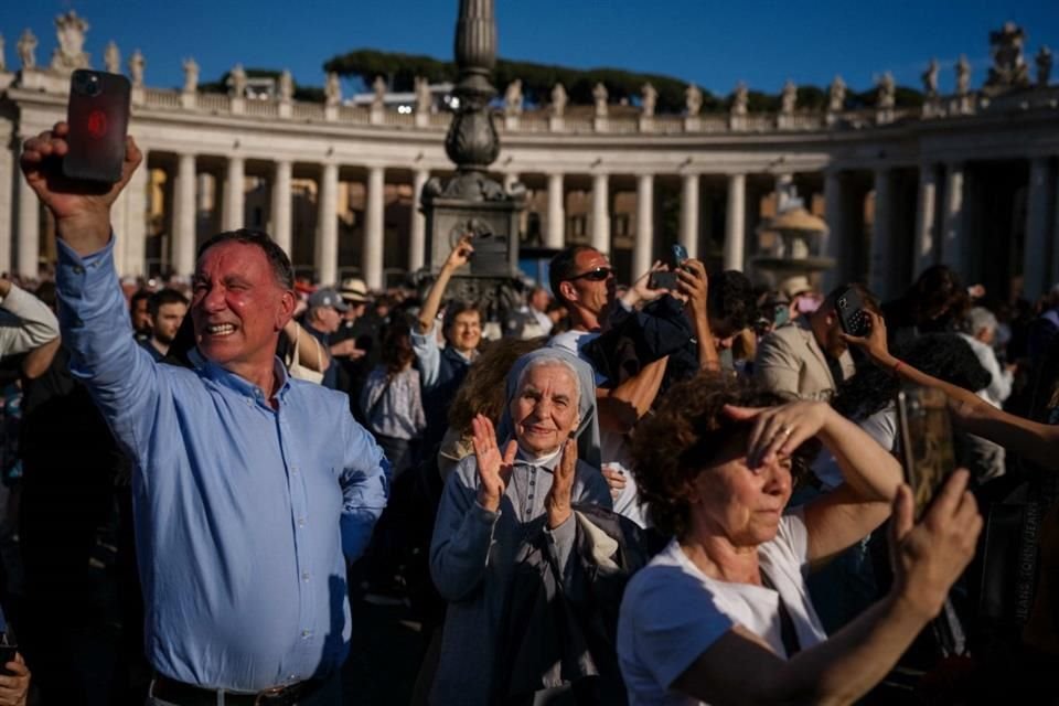 Una monja reacciona al humo blanco en el Vaticano.