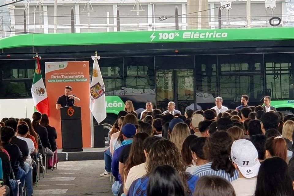 García inauguró el nuevo recorrido con un traslado del Campus Mederos de la UANL a la Macroplaza.