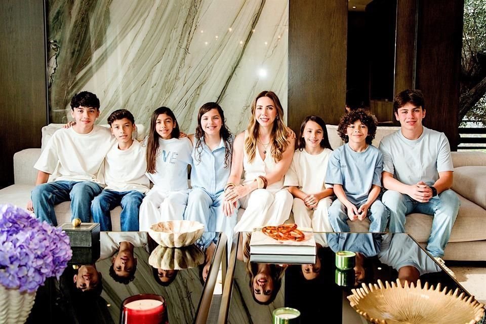 Sandra Dávila de Cantú con sus hijos Patricio, Marcelo, Sara, Samantha, Salma, Alejandro y José Alonso Cantú Dávila