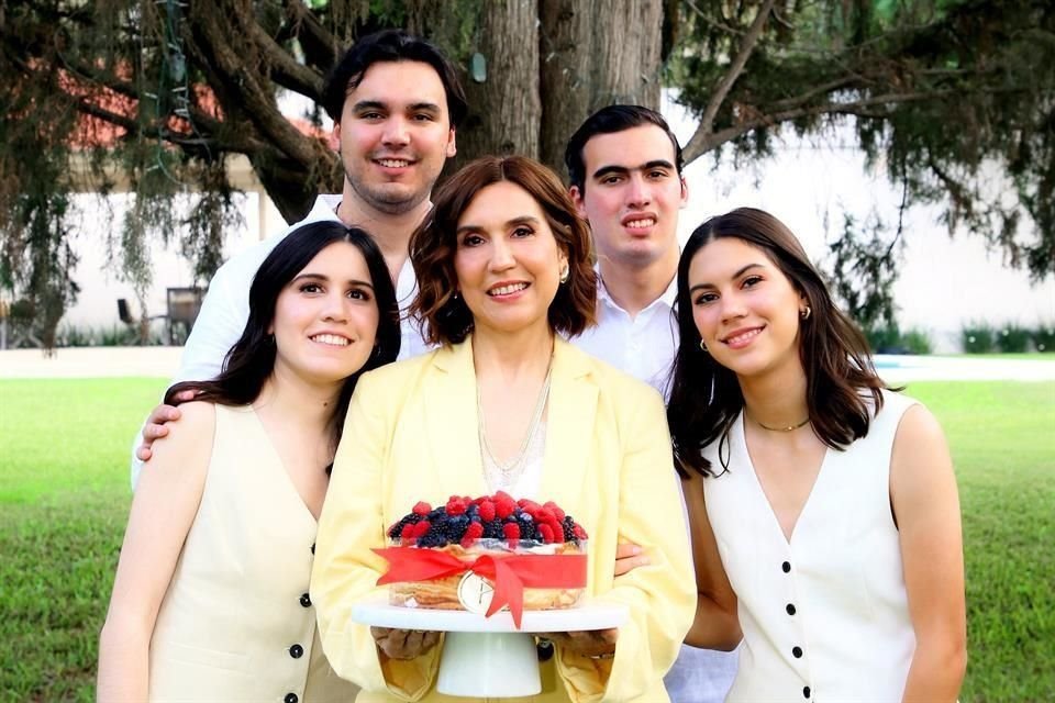 Anita Elizondo de Mena con sus hijos Humberto, Juan Pablo, Ana y María