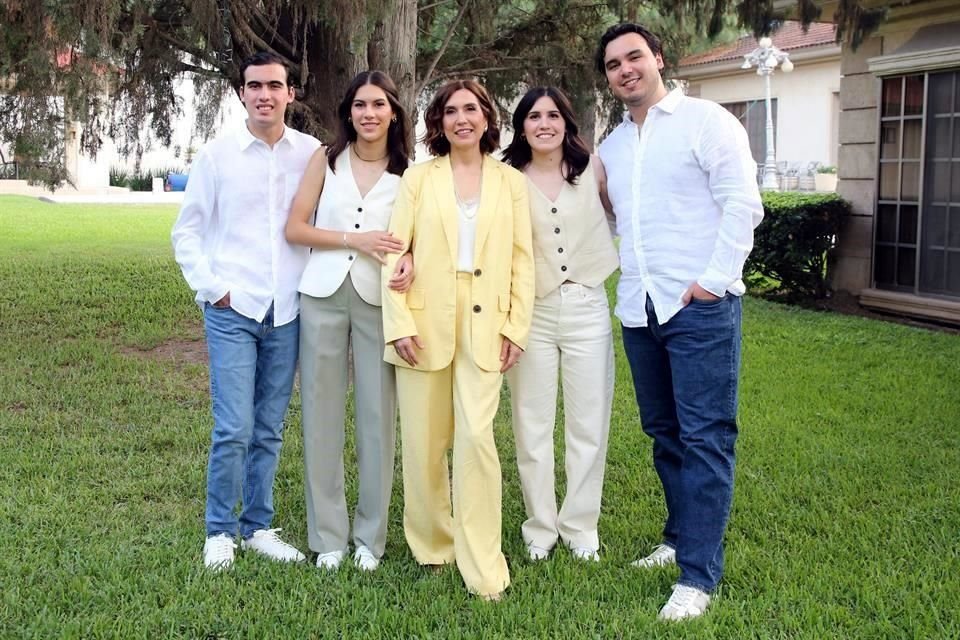 Juan Pablo Mena Elizondo, María Mena Elizondo, Anita Elizondo de Mena, Ana Mena Elizondo y Humberto Mena Elizondo