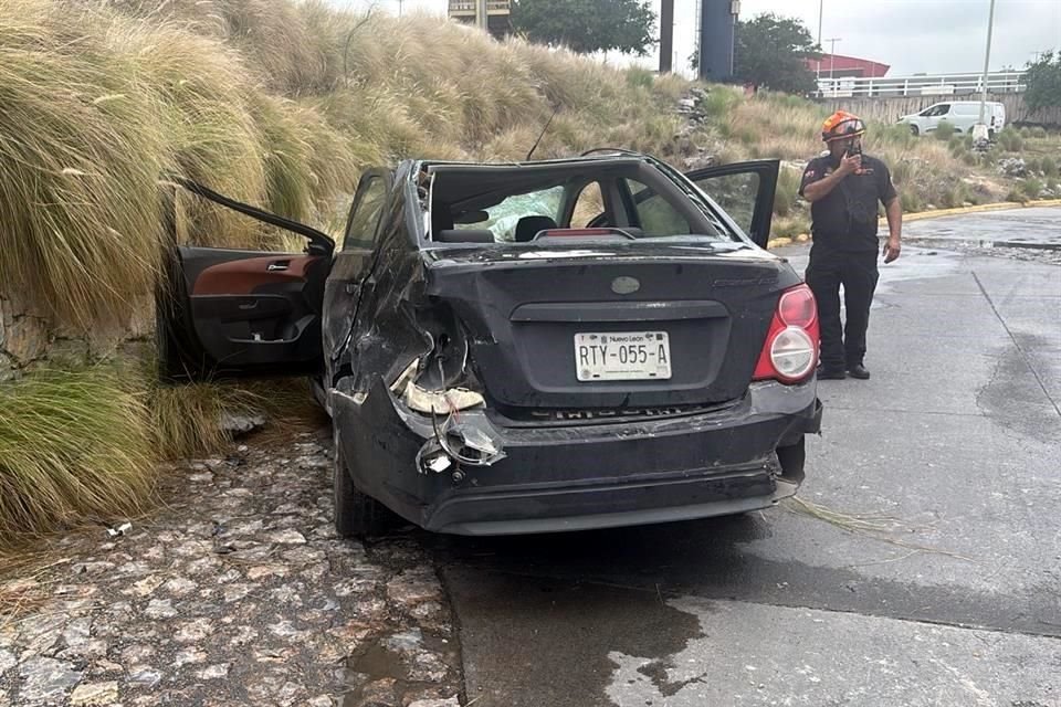 Como resultado del percance un ocupante del vehículo resultó herido.