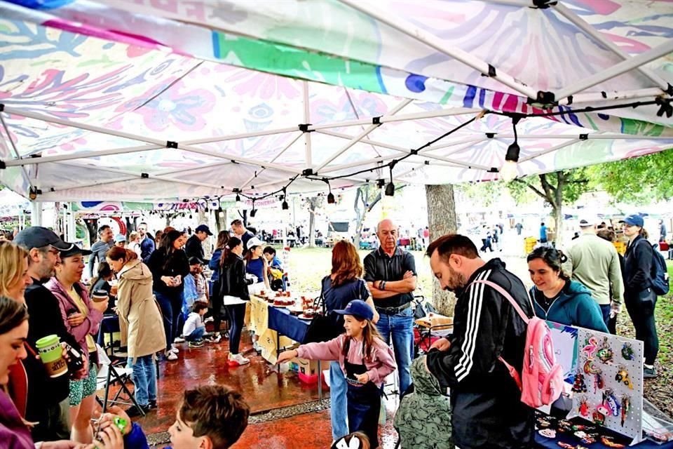 Chicos y grandes disfrutaron el Mercadito de la Fregonería.