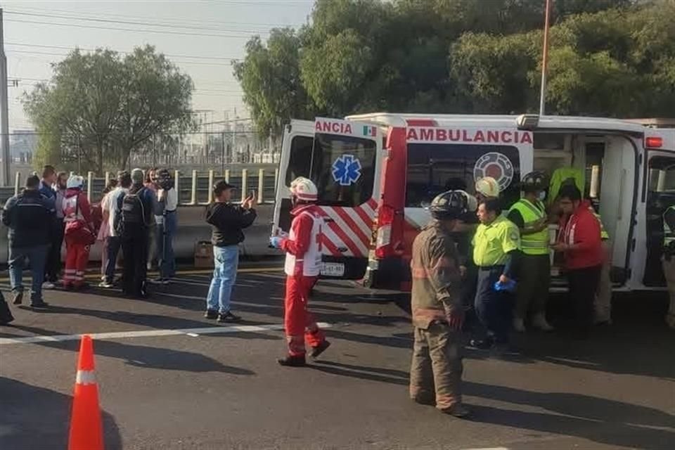 Según versiones de testigos, la llanta trasera del lado izquierdo se reventó, por lo que el chofer perdió el control al llegar al kilómetro 17, en la Colonia Santa Clara. 