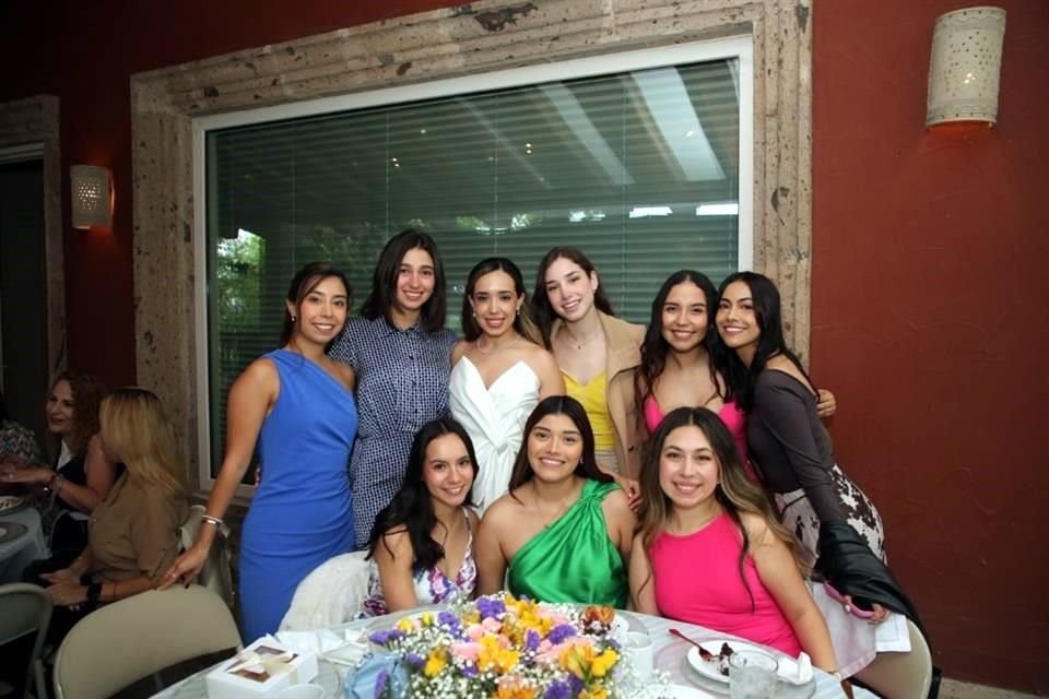 La novia con un grupo de amigas.